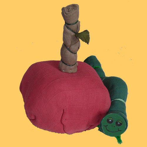 Apfel mit Raupe